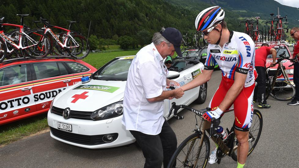 <b>TØFFE TAK:</b> Fredagens og lørdagens etapper er korte og bratte, og det er dårlig nytt for Alexander Kristoff. Her får han medisinsk tilsyn etter en velt under Tour de Suisse i forkant av touren. FOTO: Tim De Waele/TDWSPORT.COM