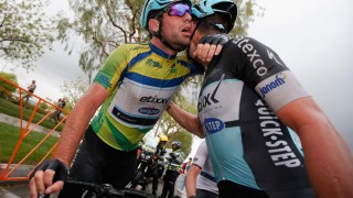 <b>TO STRIKES DOWN:</b> Mark Cavendish må klare seg uten opptrekker Mark Renshaw nedover paradegaten i Paris. FOTO: Doug Pensinger/Getty Images/AFP
