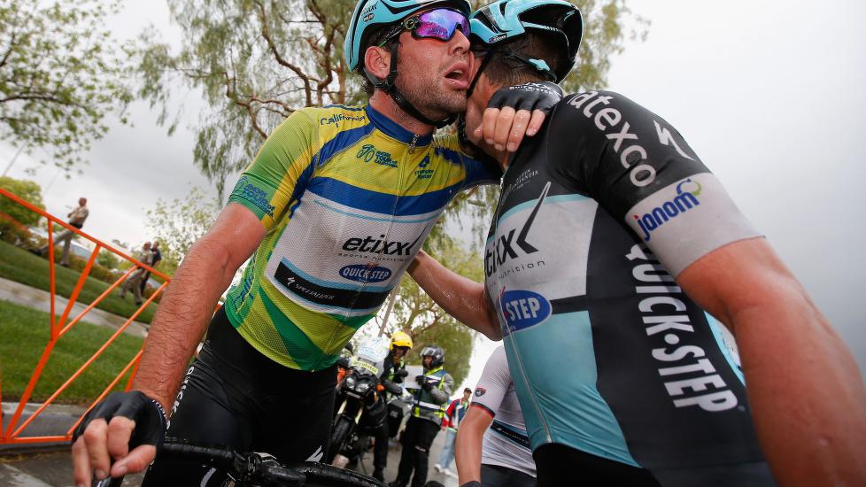 <b>TO STRIKES DOWN:</b> Mark Cavendish må klare seg uten opptrekker Mark Renshaw nedover paradegaten i Paris. FOTO: Doug Pensinger/Getty Images/AFP