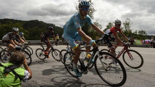 FRATATT SJANSEN: Jakob Fuglsang lå lenge i god posisjon til å vinne torsdagens Tour de France-etappe. Håpet ble knust av en av arrangørens motorsykler. Foto: Eric Feferberg / Afp / NTB