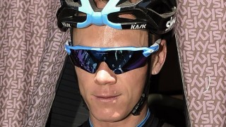Chris Froome på vei ut av lagbussen under hviledagen tidligere i Tour de France. Foto: ERIC FEFERBERG / AFP