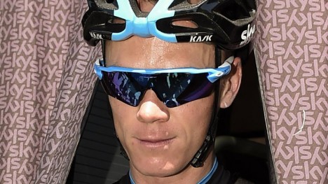 Chris Froome på vei ut av lagbussen under hviledagen tidligere i Tour de France. Foto: ERIC FEFERBERG / AFP