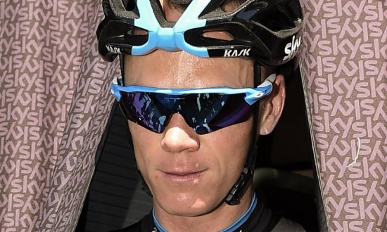 Chris Froome på vei ut av lagbussen under hviledagen tidligere i Tour de France. Foto: ERIC FEFERBERG / AFP
