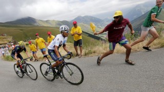 TAPPERT: Quintana kjempet for å ta inn to og et halvt minutt på Chris Froome. Her fra angrepsforsøket opp Col de la Croix de Fer. Foto: EPA/KIM LUDBROOK