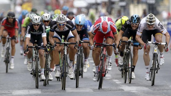 NÆRE: Alexander Kristoff ble slått av Marcel Kittel i fjor på Champs-Élysées. Tyskeren er ikke med i årets Tour de France. Foto: AFP PHOTO / KENZO TRIBOUILLARD