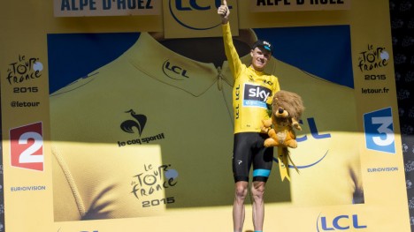 SIKERT GULT: I tre uker har Chris Froome kjempet om gult. På Alpe d'Huez forsvarte han trøya med nebb og klør mot angrep fra Nairo Quintana og Alejandro Valverde. Søndag tar Sky-rytteren sin andre Tour-tittel i Paris (fotot Scanpix)