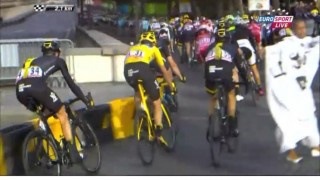 BIKKJEN I BAKKEN: En mann hadde plassert seg i Tour de France-løypa. Foto: Eurosport.