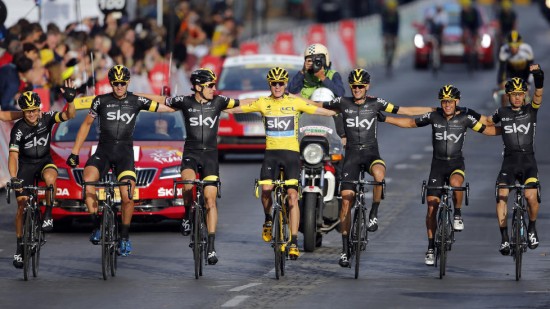 <b>KAN SMILE HELE VEIEN TIL BANKEN:</b> Chris Froome og Team Sky ble de store vinnerne i årets Tour de France, både sportslig og økonomisk. Foto: Stephane Mahe (Scanpix/Reuters)