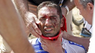 SKREKKVELT: William Bonnet ble offer for en horribel velt på tredje etappe av Tour de France. Det forhindret ikke dopingjegerne fra å banke på døren hans. REUTERS/Eric Gaillard