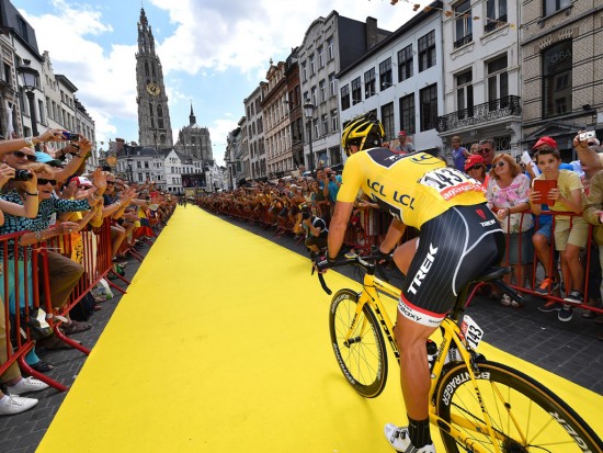 GUL MOTTAKELSE: Fabian Cancellara ankommer starten i Antwerpen, med gul ledertrøye, på gul løper. Den tredje etappen skulle vise seg å bli sveitserens siste i touren. Foto: Tim de Waele (©TDWSport.com)