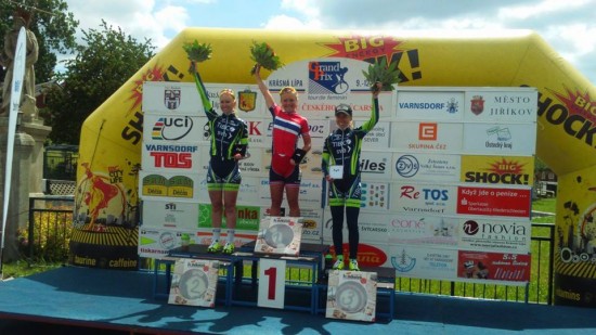 PODIUM: Emilie Moberg fikk stå øverst på poidum foran Ryan Kendall og Emily Collins fra Team TIBCO-SVB. Foto: Privat.