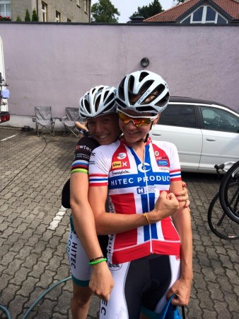 MAGETRØBBEL: Miriam Bjørnsrud slet med magetrøbbel på den femte etappen av Thüringen Rundfarht. Her sammen med Tatiana Guderzo. Foto: Team Hitec Products