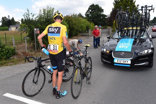 ET SJELDENT UHELL: Chris Froome har nesten sluppet helt fri for uflaks. Dette tekniske klusset fikk ingen påvirkning på resultatet. Foto: Tim De Waele (©TDWSport.com)