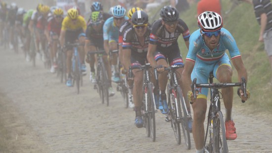 STØVSKY: Betydelg tørrere forhold gjorde forutsetningene helt annerledes sammenlignet med fjorårets brosteinsetappe i Tour de France. Vincenzo Nibali (foran) greide ikke å vinne tid på rivalen Chris Froome (bak i gul trøye). Foto: Tim de Waele (©TDWSport.com)