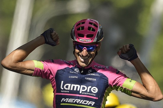 DAGENS VINNER: Ruben Plaza klinket til oppover den siste bakken og endte opp med å slå Peter Sagan med halvminuttet.  AFP PHOTO / LIONEL BONAVENTURE