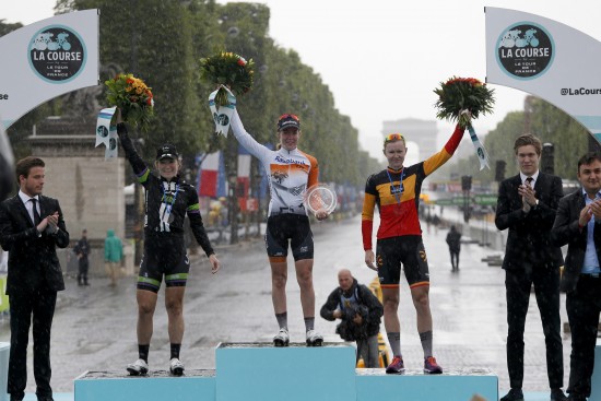 REGNFULLT: Det var regnfullt under premiesermonien i Paris. Anna van der Breggen vant foran Jolien D´Hoore (Wiggle Honda) og Amy Pieters (Liv-Plantur). EPA/Kim Ludbrook (NTB Scanpix)