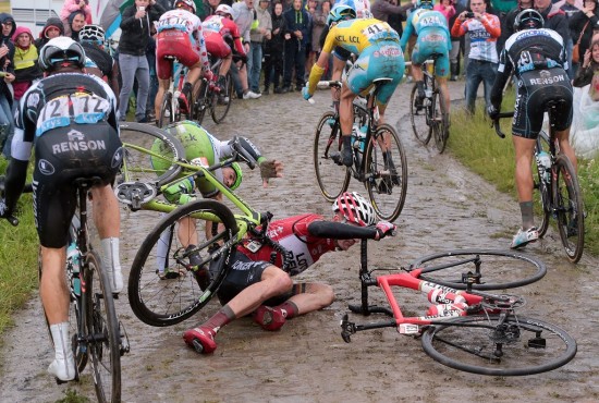 SLIK KAN DET SE UT PÅ BROSTEINEN: Og derfor er det så viktig å ha lagbilen lengst fremme i bilkøen. Foto: Tim De Waele (©TDWSport.com)