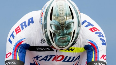 KRIGER: Alexander Kristoff sykler med fjeset til en klassisk viking på hodet i Arctic Race.