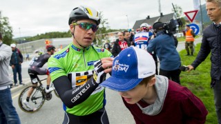 JEGER: Edvald Boasson Hagen tok seg en tid til en autografjeger etter målgang på militærleiren på Setermoen. Foto: Vegard Wivestad Grøtt / NTB scanpix