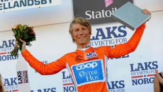 <b>LAKSEFARGET:</b> Håvard Blikra får æren av å sykle i klatretrøyen på den siste etappen av Arctic Race. Det er en trøye han akter å beholde selv etter etappen i Narvik. Foto: ASO