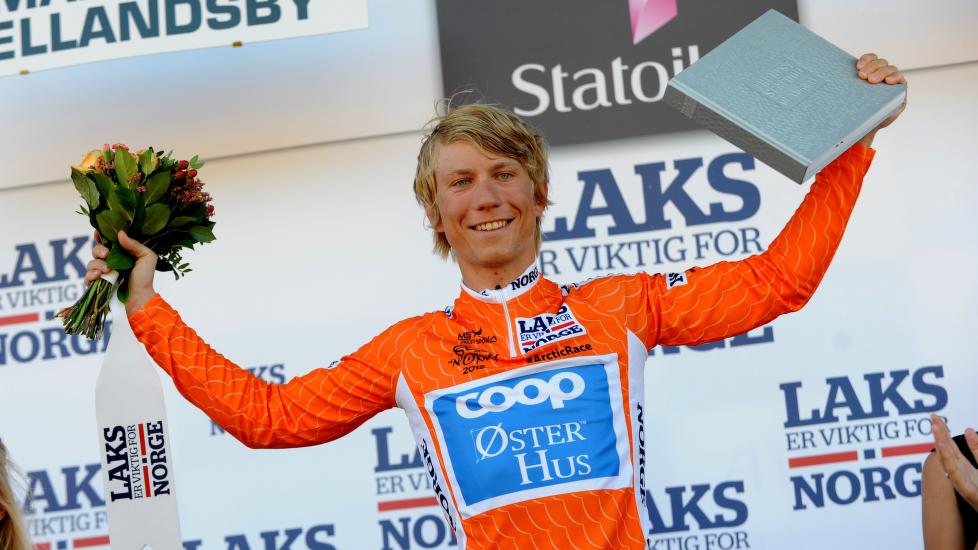 <b>LAKSEFARGET:</b> Håvard Blikra får æren av å sykle i klatretrøyen på den siste etappen av Arctic Race. Det er en trøye han akter å beholde selv etter etappen i Narvik. Foto: ASO