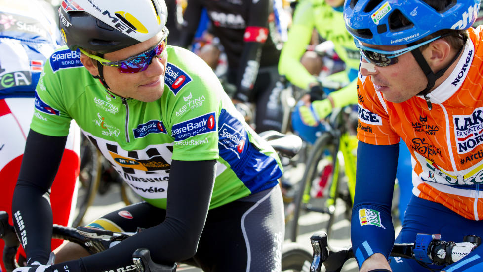 NIVÅFORSKJELL: Vegard Stake Laengen (høyre) i samtale med Edvald Boasson Hagen før den andre etappen i Arctic Race. Neste sesong vil Stake Laengen sykle på et lag på øverste nivå, med Boasson Hagen på nest øverste, hvis lagene holder seg i de divisjonene de er i for øyeblikket.