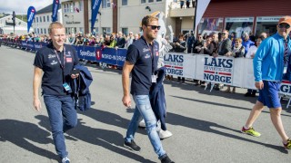 <b>STORE PLANER</b> Thor Hushovd har bestemt seg for å innta Tour de France i 2017 som sjef for et norsk profflag. Etter Arctic Race fortalte han procycling.no om prosjektet han har jobbet med det siste halvåret. Her ankommer han sammen med Knut-Eirik Dybdal til en av etappene under Arctic Race. FOTO: Vegard Wivestad Grøtt, Scanpix