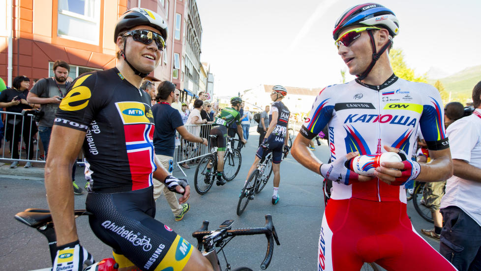 KONGE OG HJELPER: Sven Erik Bystrøm (til høyre) har hatt en flott sesong som Alexander Kristoffs hjelperytter, men må se seg slått av blant andre Edvald Boasson Hagen i konkkurransen om å være beste nordmann i de største norske sykkelrittene. Her etter målpassering i Narvik søndag. Foto: Vegard Wivestad Grøtt / NTB scanpix