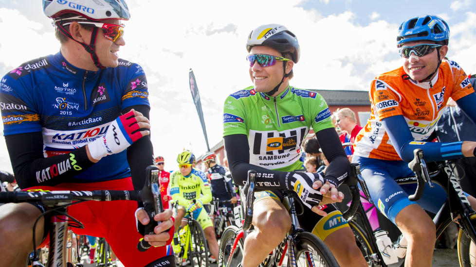 <b>TJENER PÅ Å HJELPE KRISTOFF:</b> I sin avtale med Coop har Alexander Kristoff en bonusutbetaling om han vinner VM-gull i høst. Den vil han dele ut til lagkameratene i sin helhet, dersom han ender på toppen av podiet. Her er han avbildet sammen med Edvald Boasson Hagen og Vegard Stake Laengen.