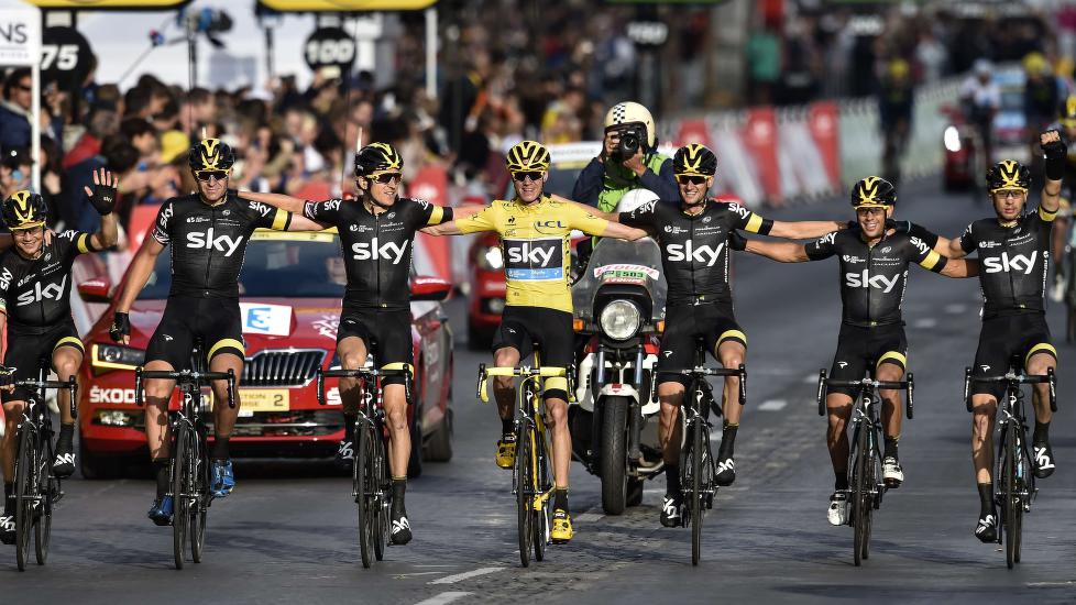 <b>I GULT:</b> Team Sky tok sin tredje sammenlagtseier i Tour de France i juli. Etter to strake triumfer i 2012 og 2013, kom nedturen i 2014. Da ble oppturen ekstra stor da de igjen lyktes. Foto: ERIC FEFERBERG (Scanpix/Afp)