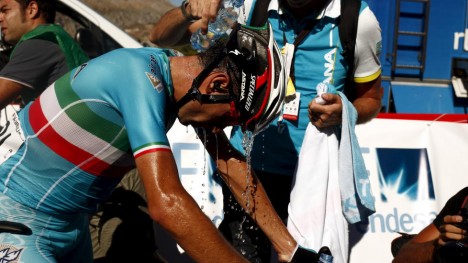 SENDT HJEM: Vincenzo Nibali fikk bare to etapper av årets Vuelta. Astana-rytteren kastes ut etter at han tok tak i lagets følgebil. Her kjøles han ned av sin faste soigneur Michele Palini etter målgang. REUTERS/Jon Nazca