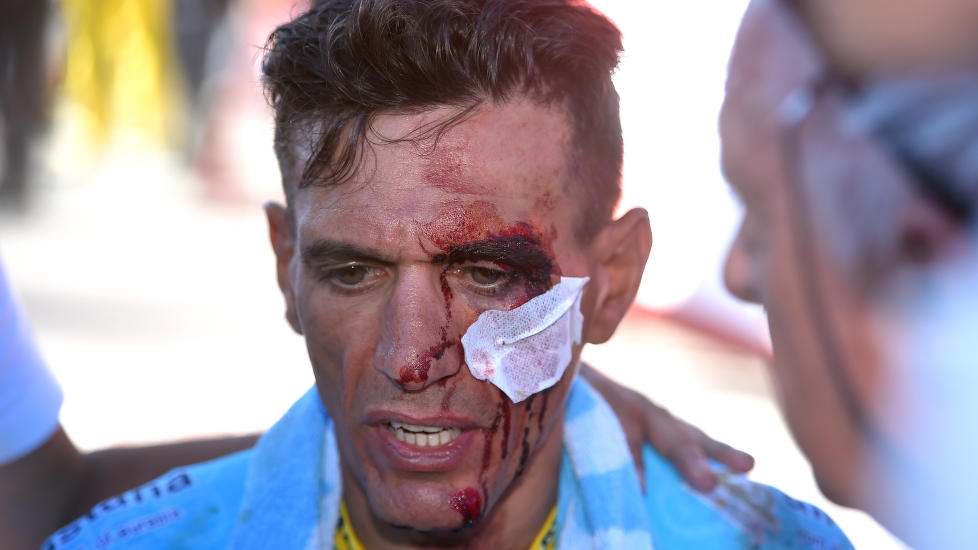 HARDT KVESTET: Paolo Tiralongo er ute av Vuelta a España etter en stygg velt på 2. etappe. Astana har dermed mistet to ryttere tidlig i rittet. Foto: Tim de Waele (©TDWSport.com)