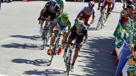 <b> DUELL: </b> Det ble en duell mellom Peter Sagan og Alejandro Valverde i den avsluttende motbakkespurten, hvor sistnevnte til slutt kunne juble for seier. Foto: AFP PHOTO/JOSE  JORDAN