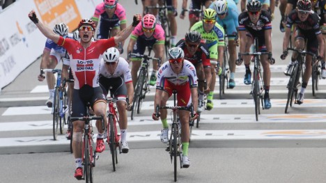 BEDRE SJANSER: De siste ukene av sesongen byr på avslutninger som passer Alexander Kristoff (foran til høyre) bedre enn tilfeller som dette, da André Greipel spurtslo nordmannen i Vattenfall Cyclassics.  Foto: AXEL HEIMKEN / Epa / NTB scanpix