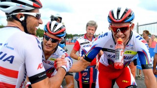 SEIERSVANT GJENG: Katjusja og kaptein Alexander Kristoff (til høyre har fått mye å juble for i 2015. Her får nordmannen gratulasjoner etter gårsdagens GP Ouest France-Plouay. Foto:  Foto: FL (©TDWSport.com)