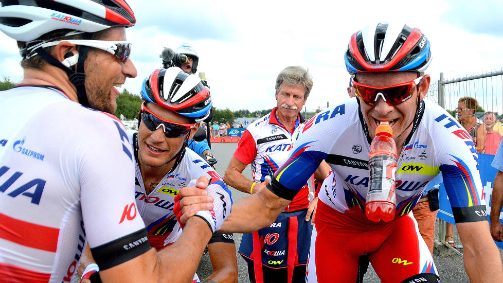 SEIERSVANT GJENG: Katjusja og kaptein Alexander Kristoff (til høyre har fått mye å juble for i 2015. Her får nordmannen gratulasjoner etter gårsdagens GP Ouest France-Plouay. Foto:  Foto: FL (©TDWSport.com)