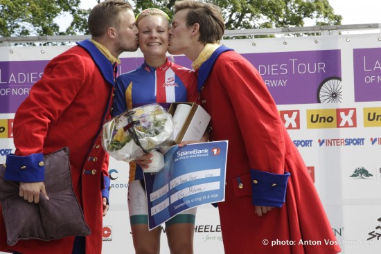 GRENSETRØYEN: Emilie Moberg vant den innlagte spurten på svenskegrensen og fikk dermed grensetryen. Foto: Anton Vos/Cor Vos © 2015