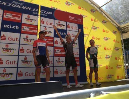 PODIUM: Emilie Moberg sto på poidum sammen med Barbara Guarsichi (i midten) og Lucinda Brand (t.h). Foto: Privat