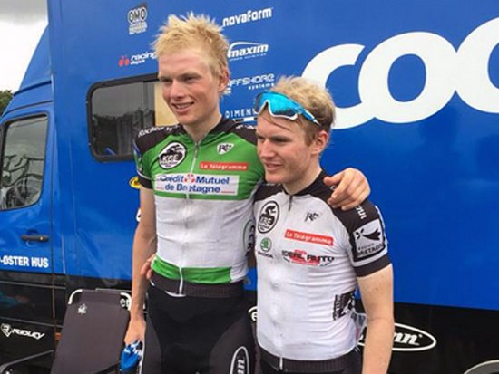 DYNAMITTDUO: August Jensen (til høyre) vant både den siste etappen og sammenlagt i Kreiz Breizh Elites, mens Fredrik Strand Galta vant begge etappene søndag. Foto: Skjermdump/Twitter