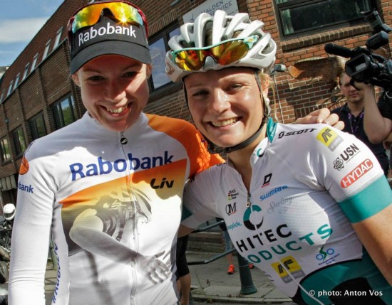 FORHÅNDSFAVORITT: Anna van der Breggen (Rabo-Liv) vant fjorårets utgave av Ladies Tour of Norway sammenlagt. Breggen er forhåndsfavoritt foran årets utgave av etapperittet. Her er hjemmefavroritten Emilie Moberg sammen med Anna van der Breggen etter målgang i Halden sentrum på etappe 1 i fjor. Foto: Anton Vos