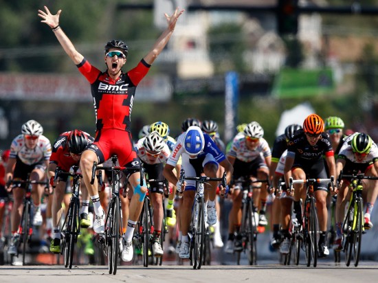 ARMENE I VÆRET: Den første etappen i Colorado endte akkurat sånn Taylor Phinney hadde drømt om. Foto: Doug Pensinger/Getty Images/AFP