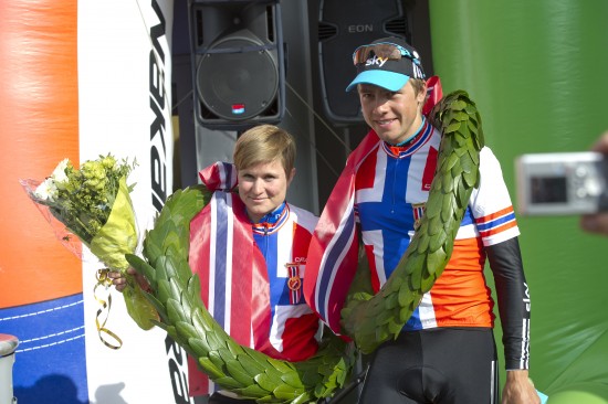 NORGESMESTER: Hildegunn Hovdenak ble Norgesmester på fellesstart landevei i 2012, i Bergen. Her sammen med vinneren i herreklassen, Edvald Boasson Hagen. Foto: Marit Hommedal / NTB scanpix