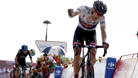 <b>IMPONERER ALLE:</b> Tom Dumoulin overrasket hele sykkelverdenen da han slo Chris Froome på den niende etappen av årets Vuelta a España. Foto: JOSE JORDAN (Scanpix/Afp)