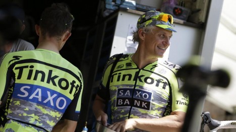RASENDE: Oleg Tinkov er ikke fornøyd etter at to av lagets ryttere har blitt tvunget til å bryte etter å ha blitt påkjørt av motorsyklister. Foto: AFP PHOTO / KENZO TRIBOUILLARD