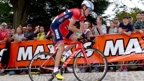 <b>MÅTTE BRYTE:</b> Sven Erik Bystrøm måtte se lagkameratene kjempe om VM-medaljer fra sidelinjen etter at han gikk ned i en velt med 55 kilometer igjen. Foto: Tim de Waele (©TDWSport.com)