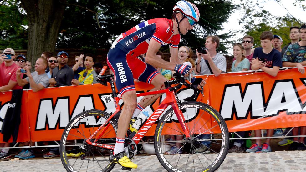 <b>MÅTTE BRYTE:</b> Sven Erik Bystrøm måtte se lagkameratene kjempe om VM-medaljer fra sidelinjen etter at han gikk ned i en velt med 55 kilometer igjen. Foto: Tim de Waele (©TDWSport.com)