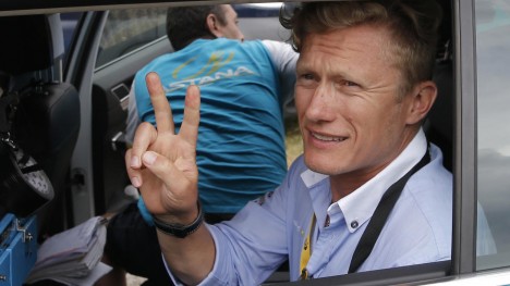 KAN HAVNE I FENGSEL: Vinokourov risikerer opp til tre års fengsel dersom en belgisk domstol finner han skyldig for å ha kjørt Liege-seieren fra Kolobnev i 2010 (AP Photo/Laurent Cipriani)