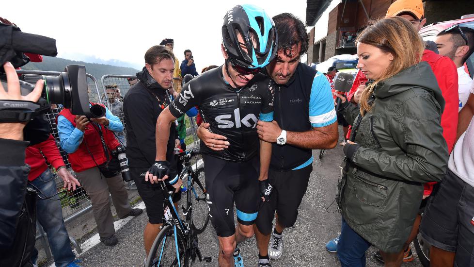 <b>KRAFTIG FORSLÅTT:</b> Chris Froome måtte ha hjelp for å ta seg inn på lagbussen etter hans grusomme etappe i Andorra, onsdag. I dag gir han ventelig opp vueltaen. FOTO: Tim De Waele/TDWSPORT.COM