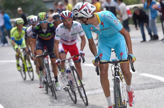 HVOR ER ALLE HJELPERE HEN? Vel, Fabio Aru, på etappen til Andorra hadde Mikel Landa bedre ting å gjøre enn å hjelpe deg. Foto: Tim De Waele (©TDWSport,com)