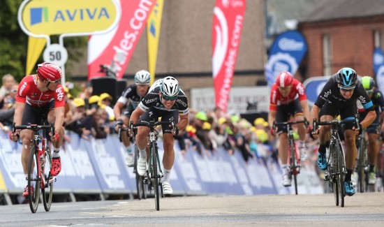 KJEMPENES SPURTOPPGJØR: Alle sykkelfans våte drøm. Andre Greipel mot Mark Cavendish. Side om side. Så kommer Elia Viviani. Foto: Tim De Waele (©TDWSport,com)